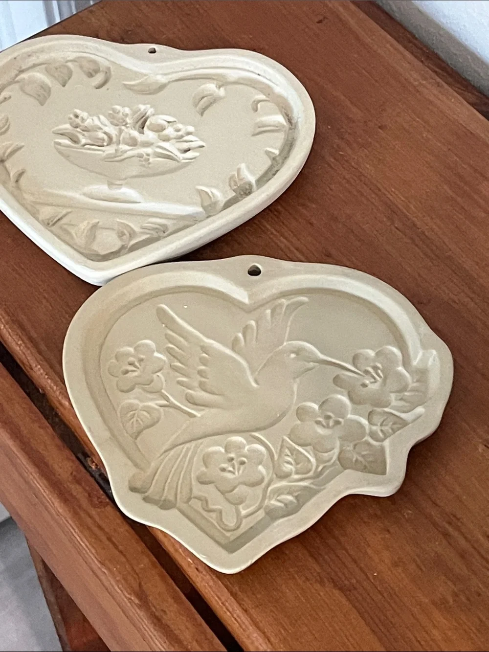 The Pampered Chef Cream Heart Hummingbird Ceramic Wall Plaque Set
